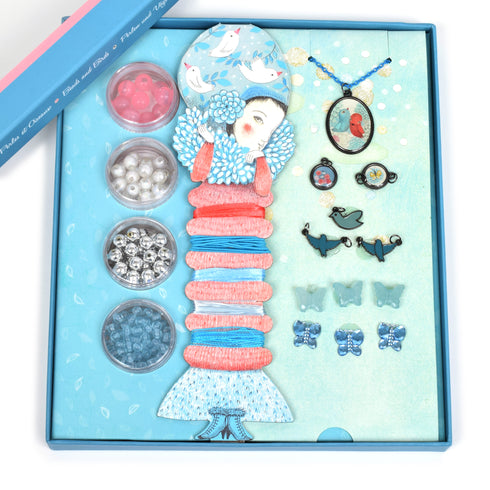 ビーズは4種類、ひもは5束、ネックレスは1本、チャームは11個入っています。