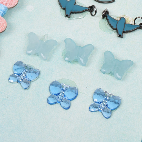 鳥や蝶の形をしたチャームが入っています。チャームは全部で11個入っています。