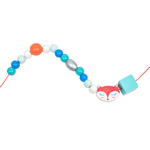 木製ビーズの穴にひもを通してアクセサリーを作りましょう。