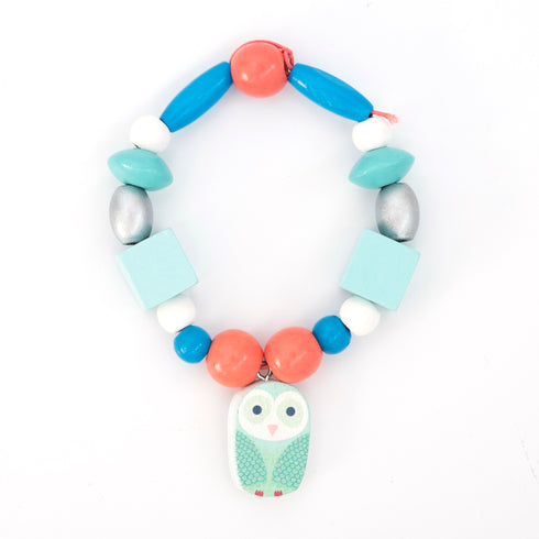 自分だけのオリジナルアクセサリーを作りましょう。フクロウを使ったブレスレットです。