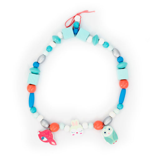 森の動物がモチーフの青いおしゃれな木製ビーズセット。青色基調でアクセントのオレンジやシルバーの色が効いています。