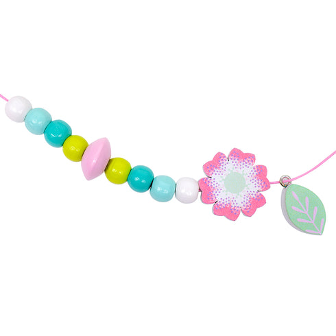 木製ビーズの穴にひもを通らせてアクセサリーを作りましょう。