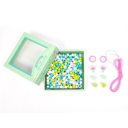 ビーズが約450個、ひもが1束入っています。