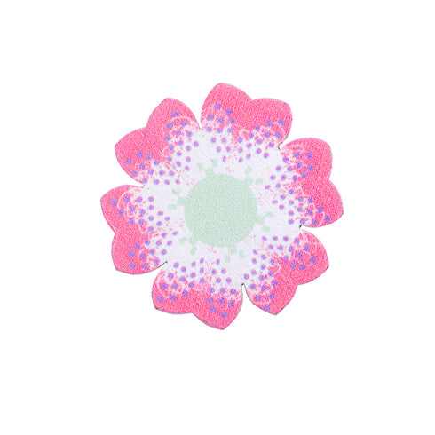 ピンクの花の木製ビーズです。