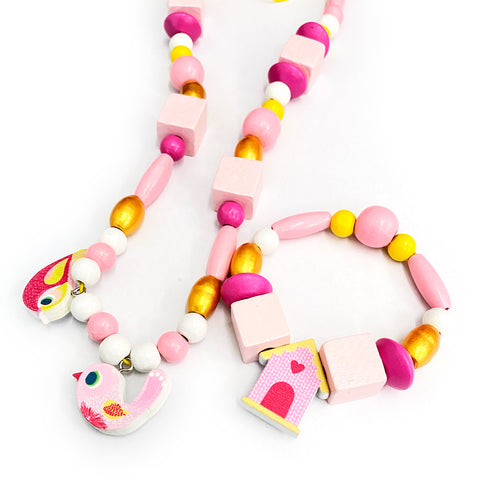 木製のビーズがたっぷり入った手作りアクセサリーのセット。ピンクを基調としたビーズに、愛らしい小鳥たちのチャームがアクセントとして入っています。