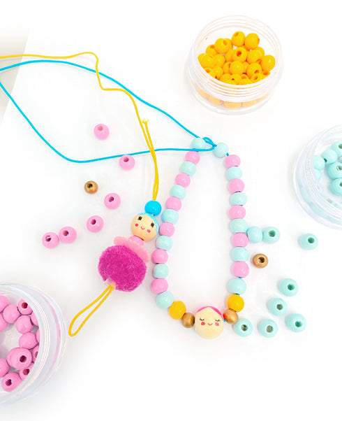 自分だけのオリジナルアクセサリーを作りましょう。顔のパーツがついているので、小さなお人形を作ることができます。