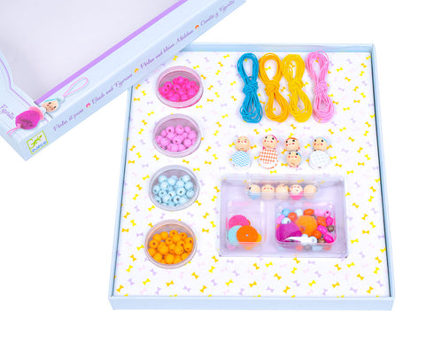 ビーズが4種類、ひもが4束、顔パーツが10個、その他パーツが約60個入っています。