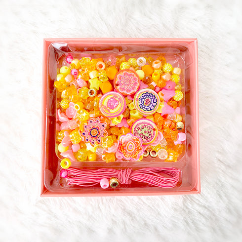 ビーズが285個、ひもが1束入っています。