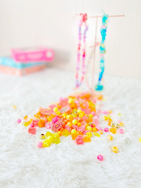 色々なビーズを使って自分だけのアクセサリーを作りましょう。