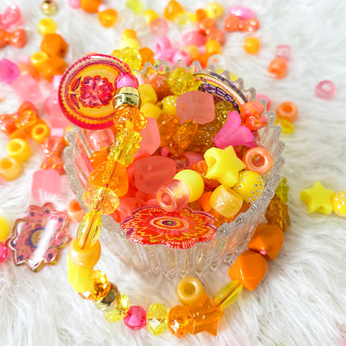 アクリルビーズ285個と お花のチャーム6個のアクセサリーキットです。ビーズを紐に通して、ネックレスやブレスレットを作ってみましょう。