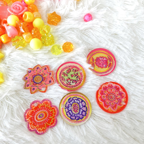 花のイラストが描かれたチャームです。