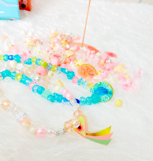 この商品を使ってネックレスを作りました。青いネックレスは「ファンシービーズ バード」で作りました。