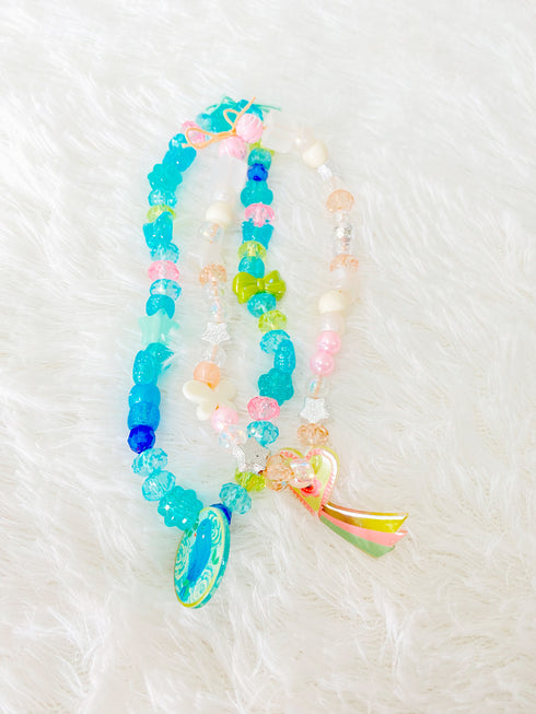 この商品を使ってネックレスを作ってみました。ピンク色のネックレスは「ファンシービーズ ハート」という商品です。