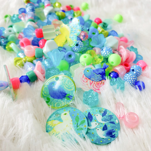 やわらかい起毛の記事にビーズがちらばっています。