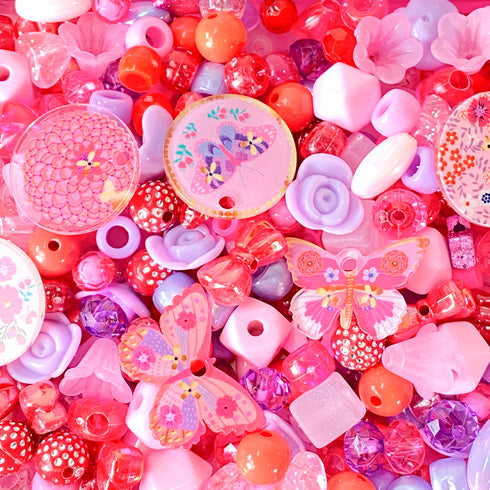 蝶々をモチーフとし、赤い色をベースにしたビーズが285個入っています。